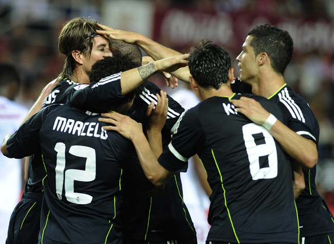A Real Madrid ünnepli Kaká gólját a Sevilla ellen - Fotó: AFP