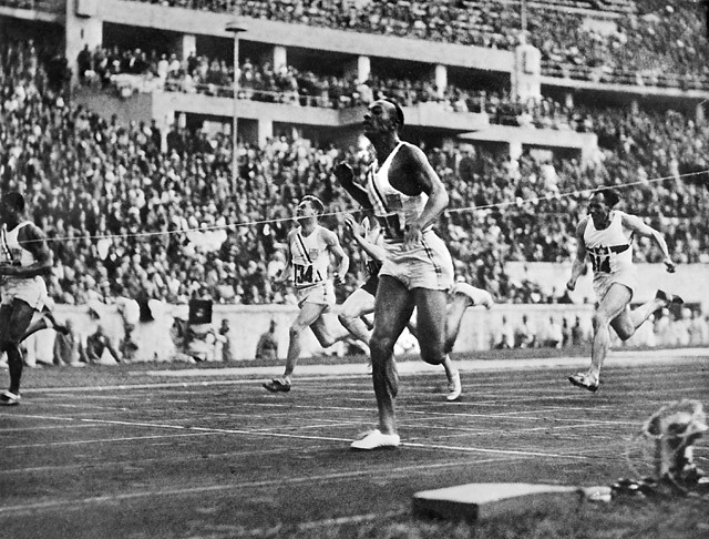 Jesse Owens megnyeri a 100 méteres síkfutást Berlinben