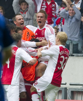 Az Ajax játékosainak gólöröme Sim de Jong első gólja után 