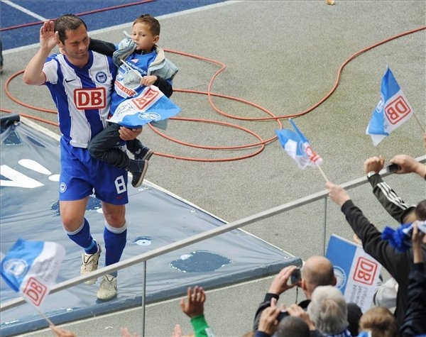 Dárda Pál és kisfia a Hertha BSC-Augsburg Bundesliga 2 mérkőzésen 2011 májusában. Ez volt Dárda búcsúmeccse.
