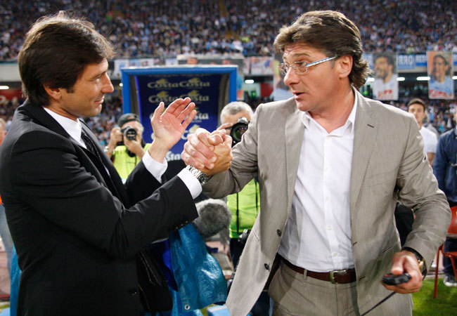 Leonardo és Walter Mazzari pacsizik a Napoli és az Inter Serie A-mérkőzése előtt 2011 májusában