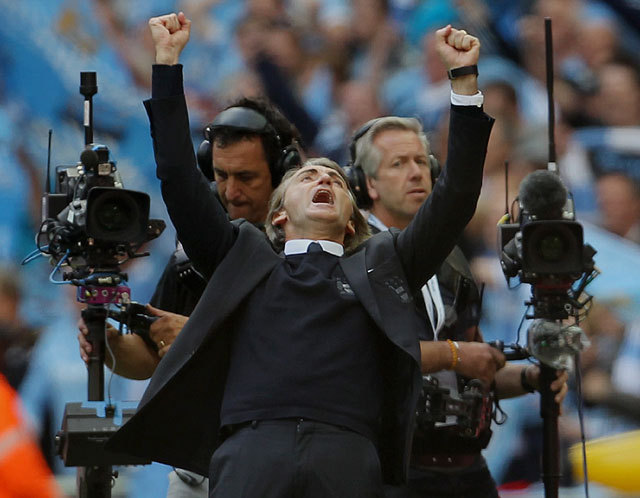 Roberto Mancini ünnepli csapata, a Machester City FA-kupa sikerét