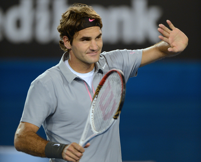 A svájci Roger Federer a Bernard Tomic elleni meccsen ünnepli győzelmét az Australian Openen