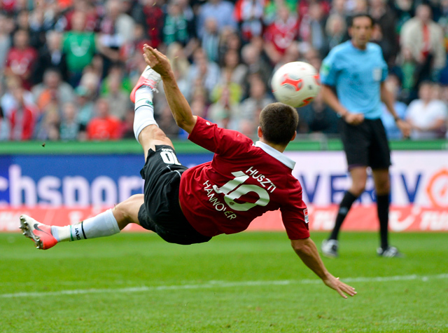 Huszti Szabolcs ollózva szerez gólt a Hannoverben a Bundesligában 2012-ben.