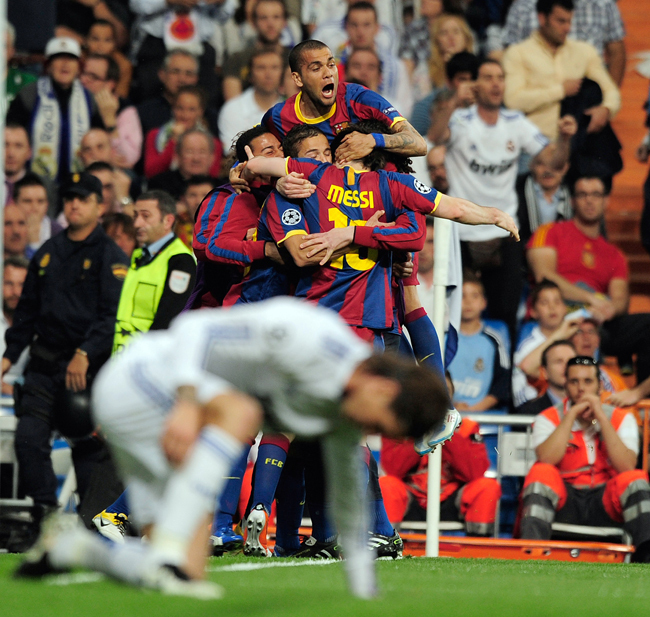 A Barcelona játékosainak öröme a Real Madrid elleni BL-meccsen lőtt góljuk után.