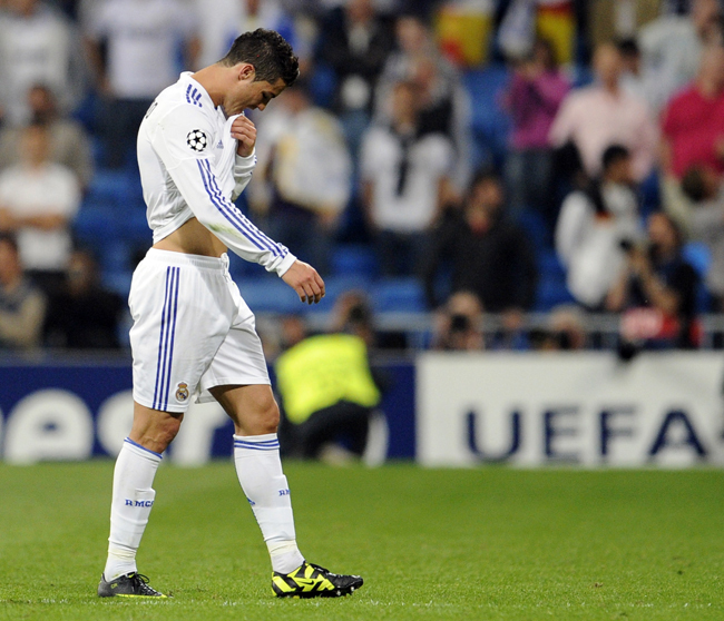 Cristiano Ronaldo, a Real Madrid játékosa hagyja el a pályát a Barcelona ellen 2-0-ra elvesztett Bajnokok Ligája-elődöntőt követően.