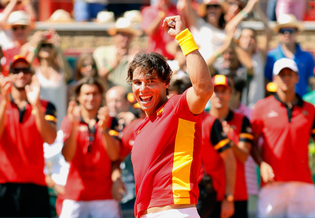 Rafael Nadal örül a Jo-Wilfried Tsonga elleni győzelmének Spanyolország és Franciaország Davis Kupa-mérkőzésén a Világcsoport elődöntőjében, amellyel eldőlt, hogy a spanyolok döntőbe jutottak 2011 szeptemberében