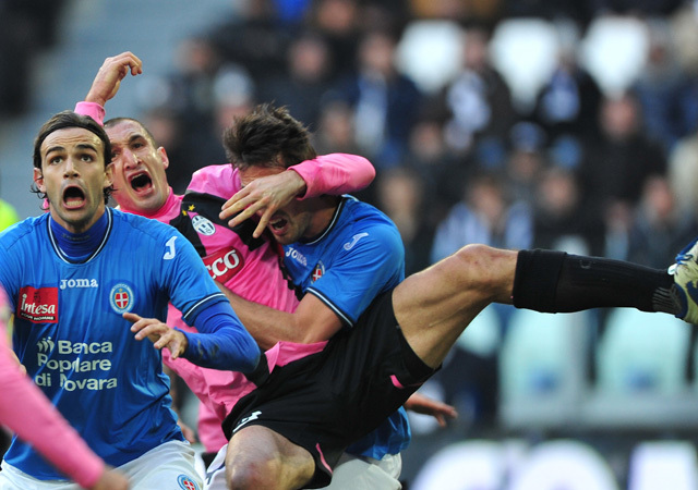 A Juventus és a Novara játékosai küzdenek a két csapat mérkőzésén a Serie A-ban 2011-ben.