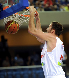 Báder Márton, a Szolnoki Olaj kosarasa zsákol az orosz Ljuberci elleni kosárlabda EuroChallenge Kupa bronzmérkőzésén