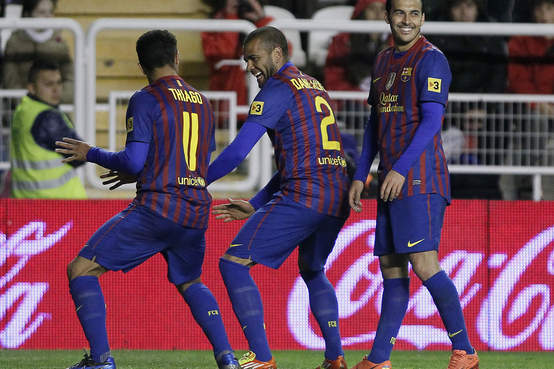 Thiago Alcantara és Dani Alves örül a Barcelona Rayo Vallecano ellen szerzett góljának 