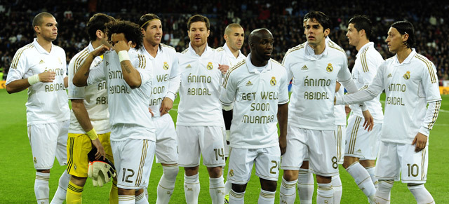 A Real Madrid-Málaga spanyol bajnoki mérkőzés előtt a királyiak játékosai Éric Abidalnak és Fabrice Muambának is üzentek pólójukon. 