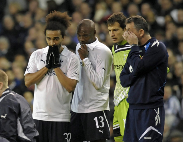 Saját kérésükre szívvizsgálaton esnek át hétfőn a Tottenham labdarúgói a Fabrice Muambával történtek után.