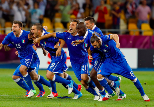 A dráma utolsó pillanata, Diamanti 11-ese után Olaszország elődöntős - Fotó: AFP