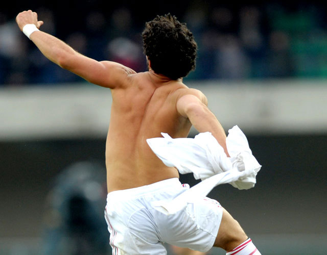 Alexandre Pato ünnepli egy gólját az AC Milan mérkőzésén a Serie A-ban 2012-ben.