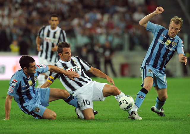 Alessandro Del Piero küzd a Juventus-Notts County mérkőzésen 2011-ben a Juventus Arena megnyitóján.