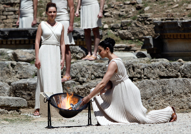 Görög színésznők gyújtják meg az olimpiai lángot Olümpiában a 2012-es londoni ötkarikás játékok előtt.