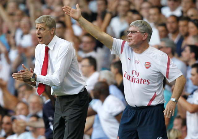 Arséne Wenger és Pat Rice, az Arsenal edzői irányítják csapatukat a Premier League egyik mérkőzésén 2011-ben.