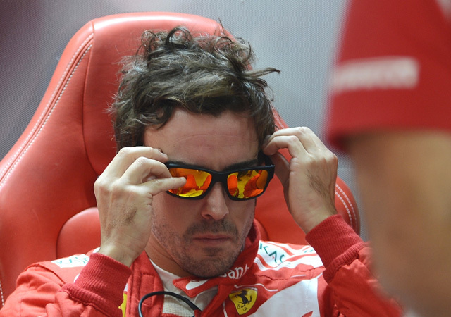 Fernando Alonso a Ferrari boxában a Forma-1-es Indiai Nagydíjon 2012-ben.