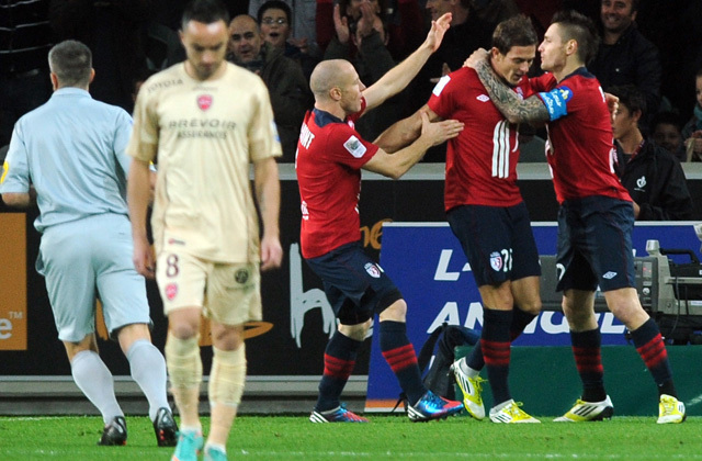 Gael Danic (balra) szomorú, a Lille játékosai ünnepelnek - Fotó: AFP