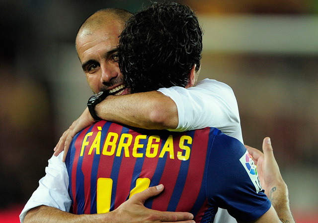 Josep Guardiola és Cesc Fabregas ünneplik a Barcelona Real Madrid elleni győzelmét 2011-ben.