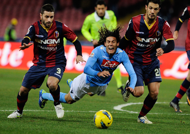 Cavani (kékben) ugyan megszerezte az egyenlítést jelentő gólt, de döntetlen így is botlásnak tekinthető a Napolitól - Fotó: AFP