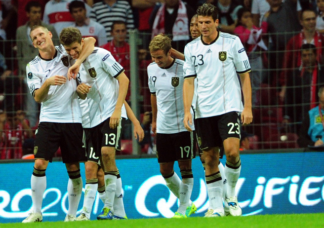 Schweinsteiger, Müller, Götze, Boateng és Gomez örülnek egy gólnak a Törökország-Németország mérkőzésen 2011 októberében