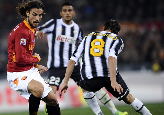 Osvaldo és Giaccherini küzdenek a Roma-Juventus mérkőzésen a Serie A-ban 2011-ben.