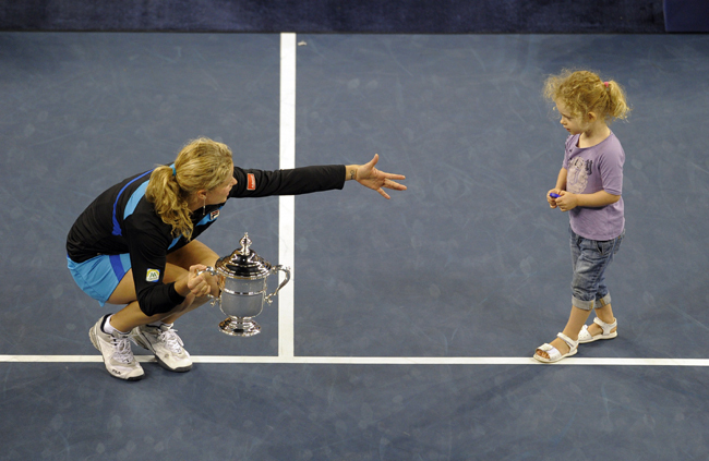Clijsters Jada nevű lányával a US Open trófeával a 2010-es döntő után..