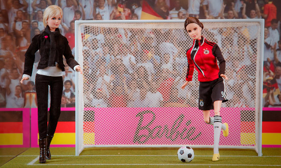 Barbie babák fociznak.