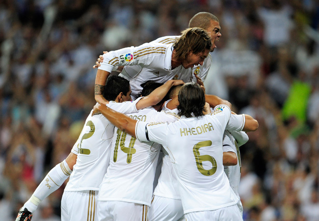 A Real Madrid játékosai ünneplik góljukat a spanyol szuperkupa döntőjének első mérkőzésén a Barcelona ellen a Santiago Bernabéu stadionban 2011 augusztusában
