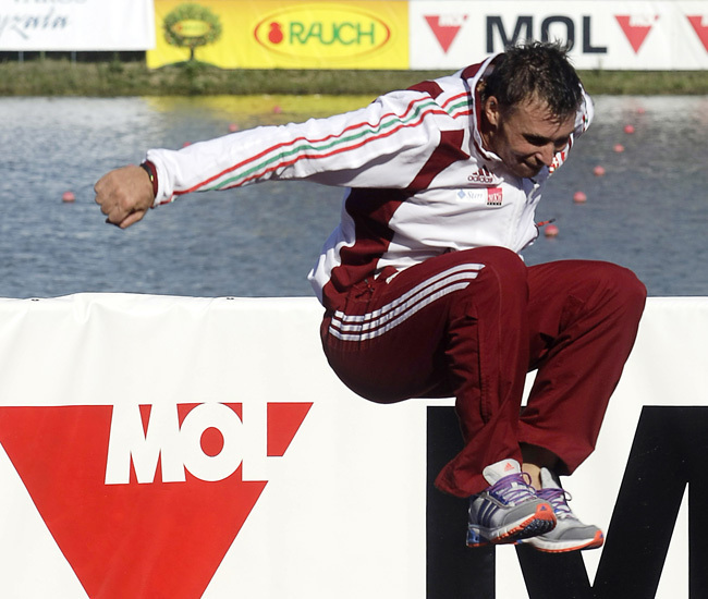 Vajda Attila ugrik fel a dobogóra a szagedi kajak-kenu világbajnokságon, miután megnyerte a férfi kajakosok 1000 méteres egyéni versenyét 2011 augusztusában