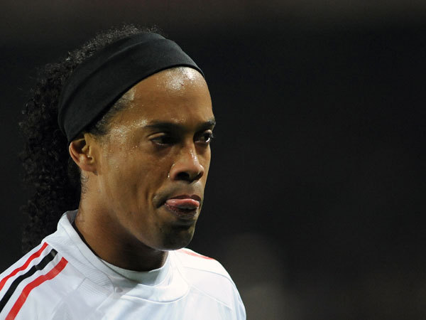 Ronaldinho ölti ki a nyelvét a Milan edzésén