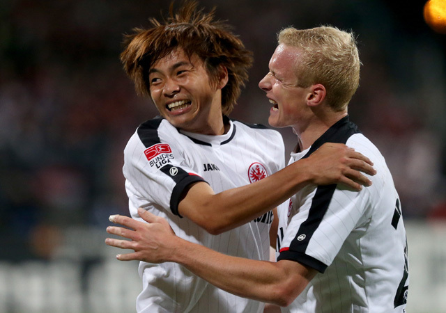 Inui Takesi örül a góljának a Nürnberg-Frankfurt mérkőzésen a Bundesligában 2012-ben.