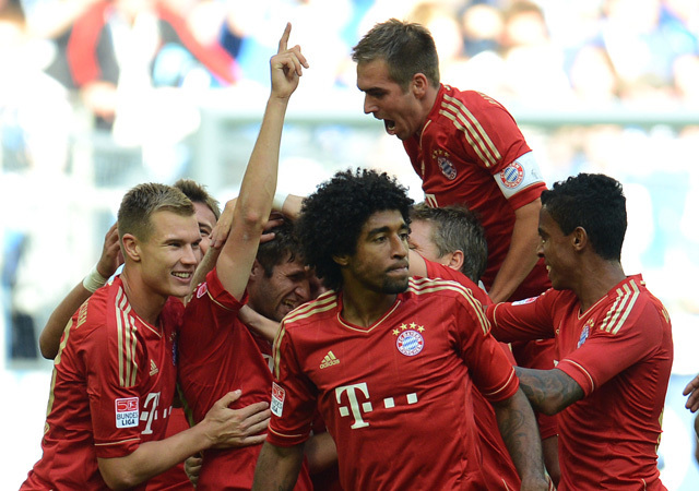 A Bayern München játékosai örülnek Thomas Müller góljának a Schalke 04 elleni Bundesliga-mérkőzésen 2012-ben.