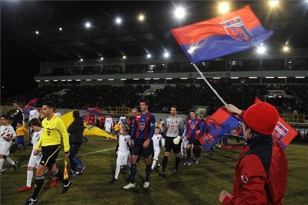 Érkeznek a csapatok a labdarúgó Monicomp Liga 20. fordulójában játszott Videoton FC - DVSC-TEVA mérkőzésen, a székesfehérvári Sóstói Stadionban.
