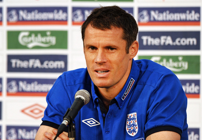 Jamie Carragher nyilatkozik az angol labdarúgó válogatott sajtótájékoztatóján 2010-ben