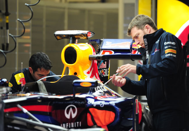 A Red Bull mérnőkei dolgoznak a csapat Forma-1-es autóján 2011-ben