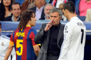 Mourinho beszélget Ronaldóval az El Clásicón, mögötte Puyol.