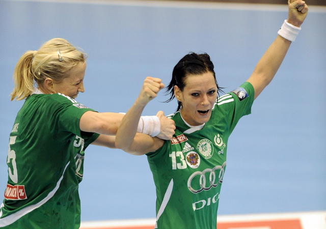 Heidi Löke és Görbicz Anita ünnepelnek a Győr-Larvik női kézilabda BL-mérkőzésen.