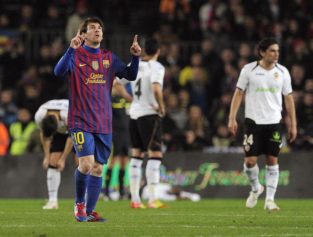 A címvédő Barcelona Lionel Messi négy góljával nyert a vendég Valencia ellen a spanyol labdarúgó-bajnokság 23. fordulójának vasárnapi rangadóján