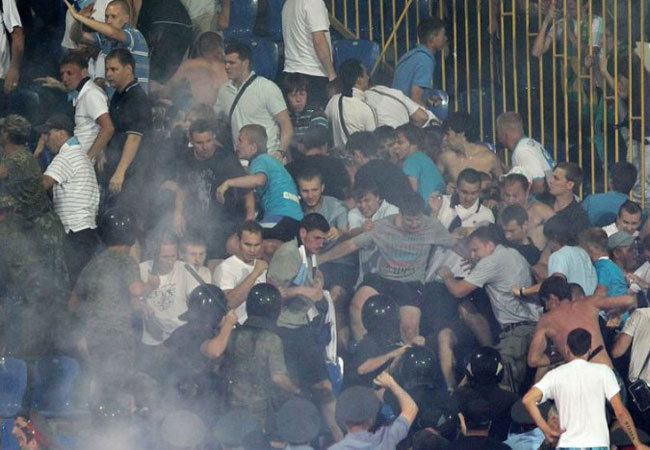 A Zenit Szentpétervár szurkolói verekszenek a rendőrökkel az Anzsi Mahacskala elleni orosz bajnoki mérkőzésen 2011 júliusában