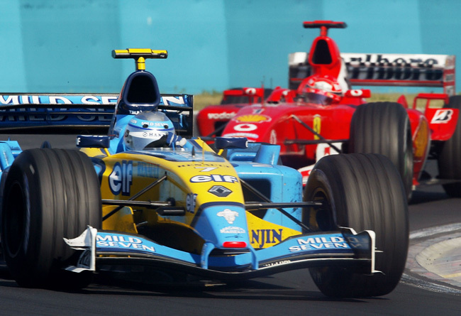 Alonso lekörözi Schumachert a 2003-as Magyar Nagydíjon, és bezsebeli élete első győzelmét
