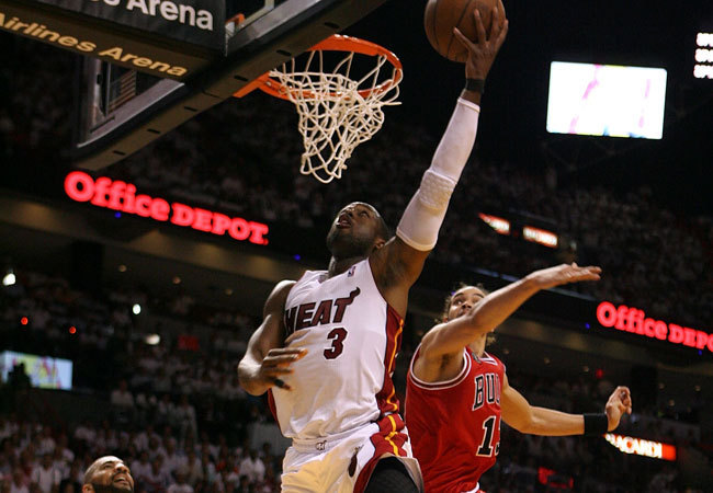 Dwayne Wade tör kosárra a Miami Heat Chicago Bulls NBA-mérkőzésen a rájátszásban 2011 májusában