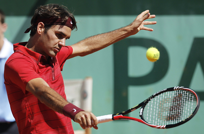 A svájci Roger Federer üti el a labdát a Roland Garros második fordulójában