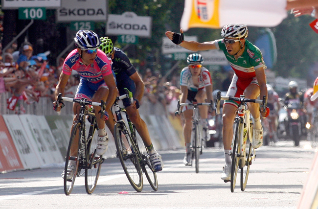 Giro d'Italia 17. szakaszának befutóján Giovanni Visconti és Diego Ulissi veszekszik
