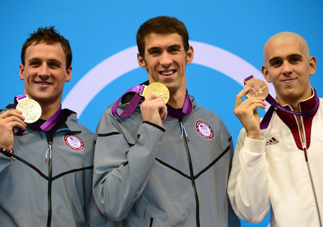 Ryan Lochte, Michael Phelps és Cseh László a dobogón a londoni olimpián a 200 méteres férfi vegyesúszás döntője után 2012-ben.
