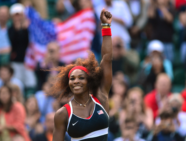 Serena Williams Wimbledonban két sima szettben nyert a világelső Viktorija Azarenka ellen.