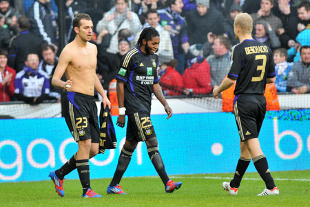 Juhász Roland ünnepli az Anderlecht-Westerlo mérkőzésen szerzett gólját 2012-ben.