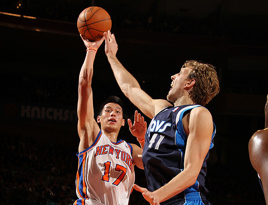 Jeremy Lin és Dirk Nowitzki küzdenek a New York Knicks és a Dallas Mavericks mérkőzésén az NBA-ben.