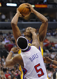 Andrew BYNUM, a Lakers centere kosárra dob, miközben Baron DAVIS, a Clippers védője (5) a center arcába nyúl Los Angelesben 2011. január 16-án, az észak-amerikai profi kosárlabda-bajnokság (NBA) Los Angeles Clippers-Los Angeles Lakers mérkőzésén.